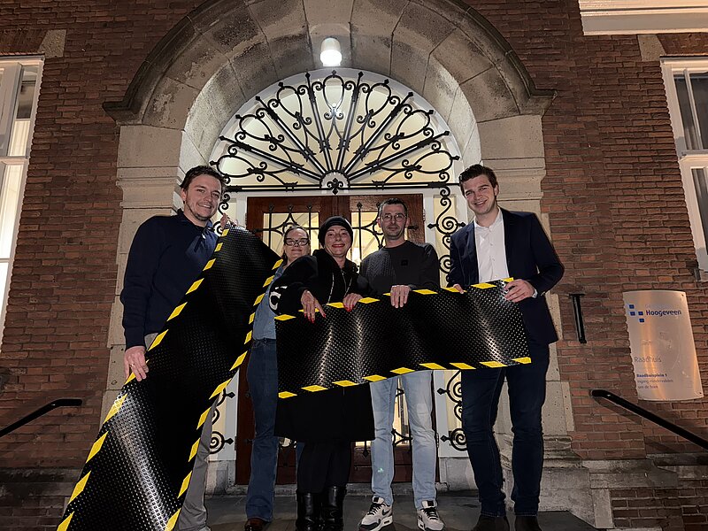 Inwoners met eerste kabelmatten voor het Raadhuis in Hoogeveen
