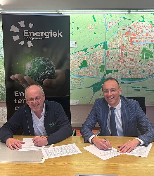Guus Wessels en Jeroen Westendorp ondertekenen document