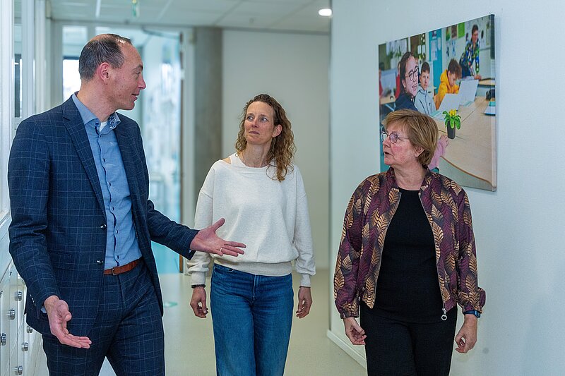 Wethouder Jeroen Westendorp op school met Corine en Klaaske