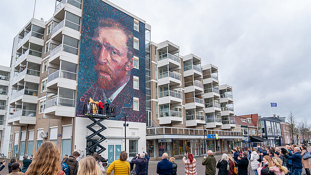 Inwoners bewonderen muurschildering Van Gogh